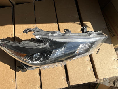 2016-2018 Nissan Maxima Headlight Right Side (passenger )