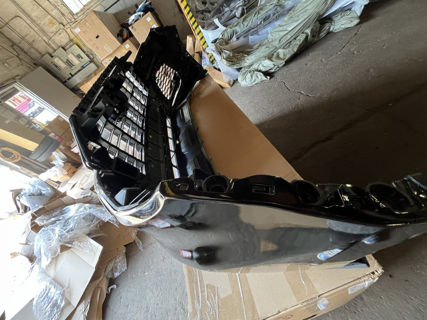 2020 - 2024 Audi Q7 Front Bumper Cover Assembly White, And Black