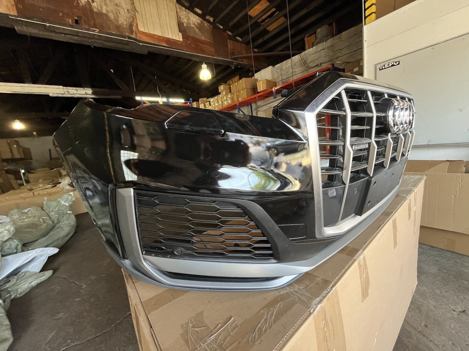 2020 - 2024 Audi Q7 Front Bumper Cover Assembly White, And Black