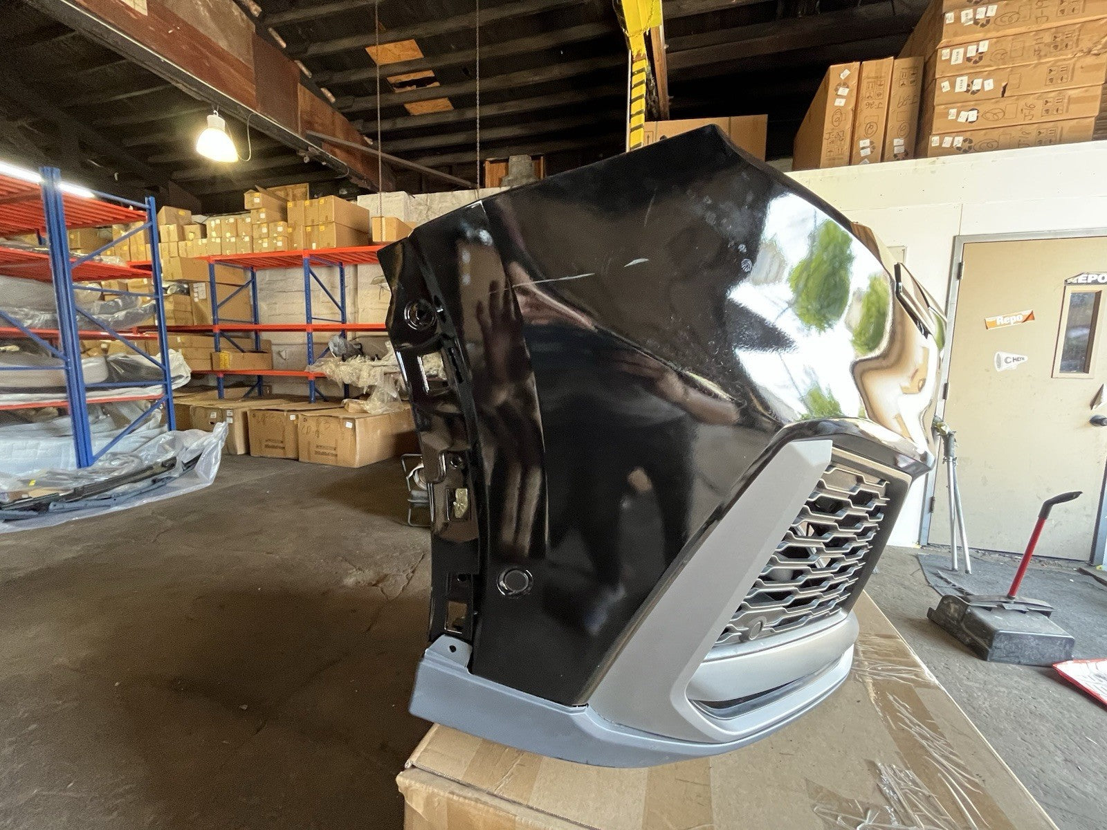 2020 - 2024 Audi Q7 Front Bumper Cover Assembly White, And Black