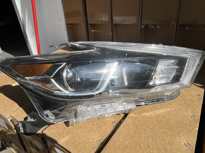 2016-2018 Nissan Maxima Headlight Right Side (passenger )